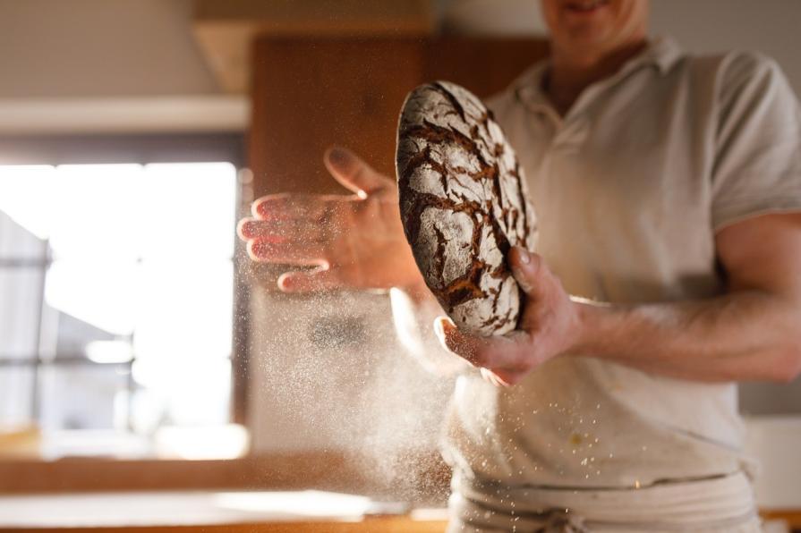 Bakker met brood in hand