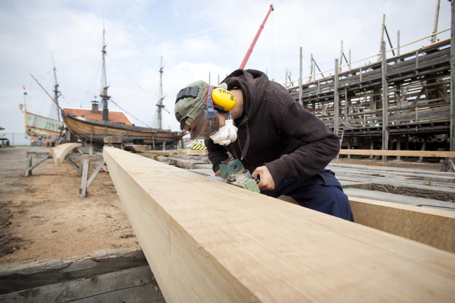werker aan het werk met hout