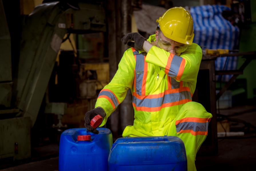 Man met blauwe container