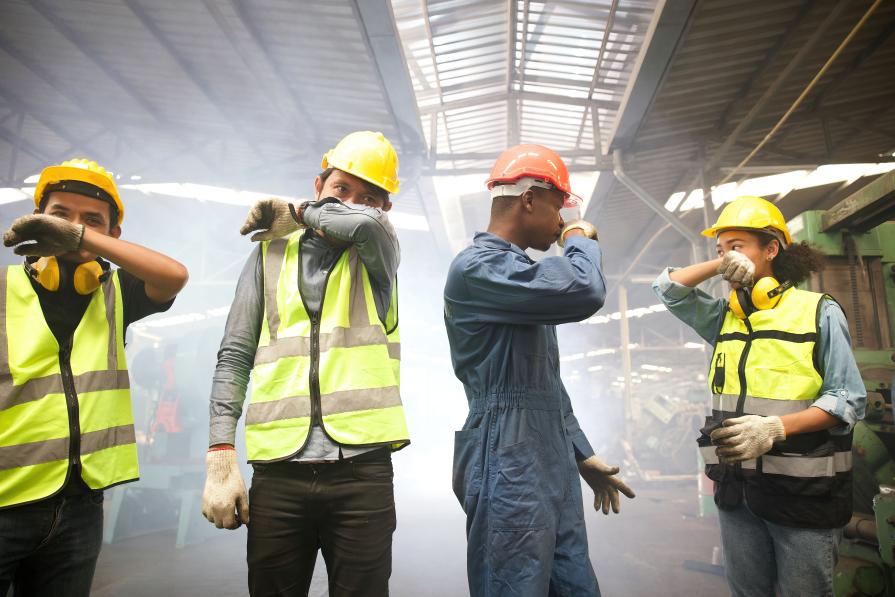 werkers in het stof