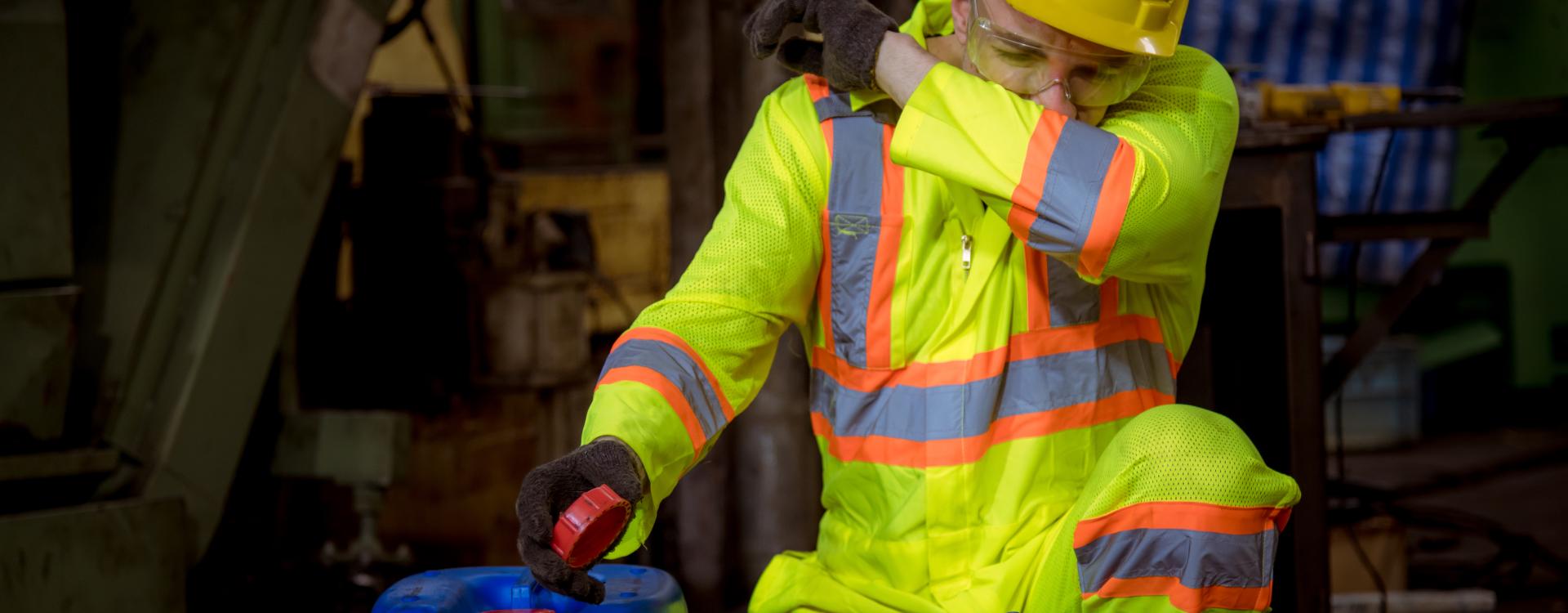 Man met blauwe container